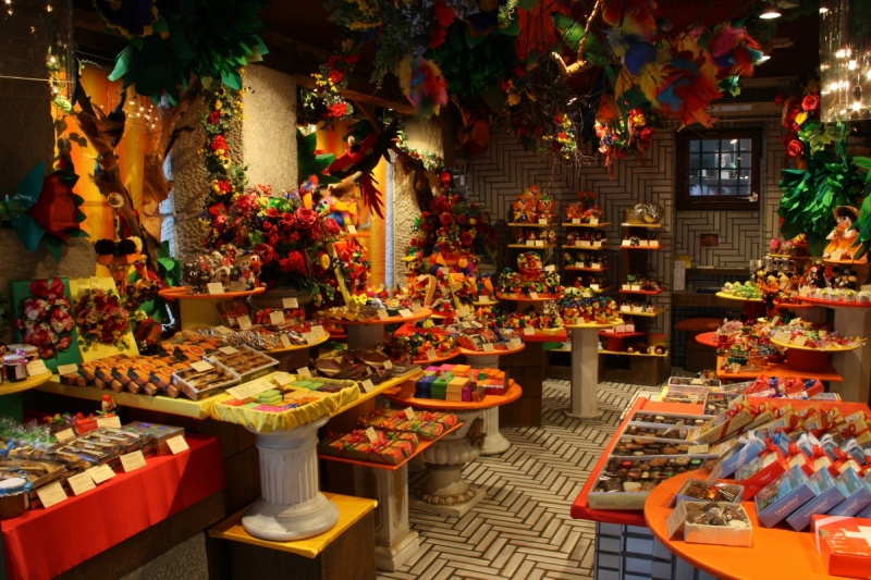 vente-ST MARTIN DU VAR-min_candy_store_chocolate_shop_chocolate_switzerland-393515