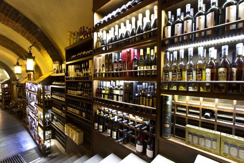 vente-ST MARTIN DU VAR-min_world_street_travel_shop_canon_georgia_wine_bottles-429767
